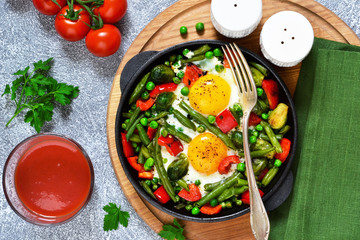 Morning breakfast! Eggs with asparagus, green peas and pepper! Good morning!