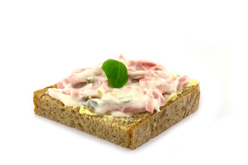 ein belegtes brot mit fleischsalat auf einem weissen hintergrund