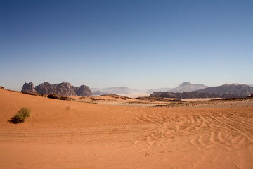 Fototapeta na wymiar Royaume de solitude - Wadi Rum - Jordanie