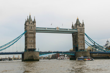 Fototapeta na wymiar LONDON, ENGLAND - APRIL 19, 2012 : Tower Bridge on a partly cloudy day.