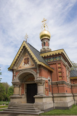 Fototapeta na wymiar Russische Kapelle im Kurpark von Bad Homburg vor der Höhe, Hessen