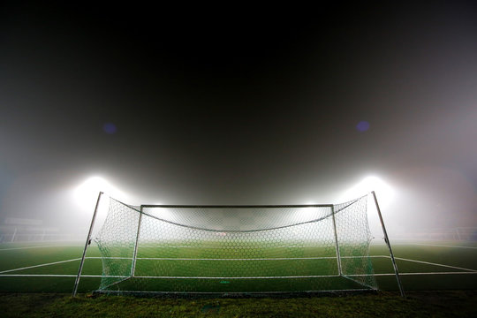 Fu&szlig;balltor im Nebel, Flutlicht erhellt das Spielfeld