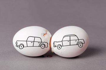 Staring the car in case of an accident. The car drove into the back of another car. A broken egg is a symbol of trouble or breakdown.