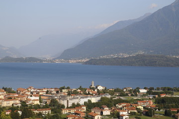 Fototapeta na wymiar Blick über Gravedona nach Colico über den Comer See in Italien