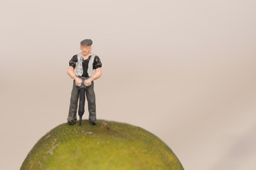 Arbeiter Miniatur Figur mit Pressluft Hammer auf einer Limette