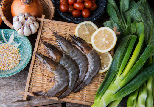 Fresh raw shrimps set with vegatables.