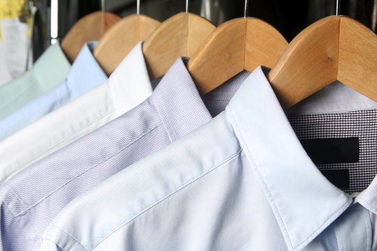 camisas planchadas en percha