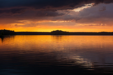 Obraz premium Feuriger Sonnenuntergang in Plau am See