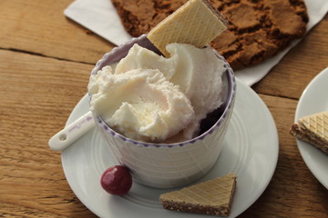 Eisbecher mit Eiswaffel