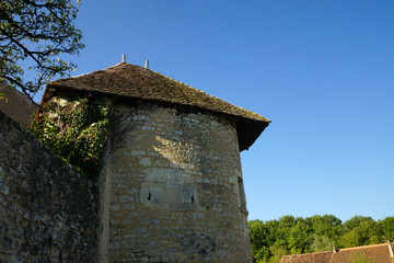 petit bâtiment en pierre dans le village de Noauillé-Maupertuis