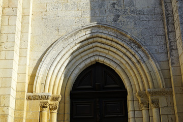 Obraz premium Porte principale de l'Abbaye Saint-Junien à Nouaillé-Maupertuis