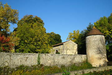 Fototapeta na wymiar fortifications de l'Abbaye de Nouaillé-Maupertuis