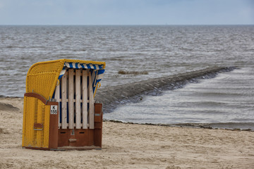 einzelner Strandkorb am Meer