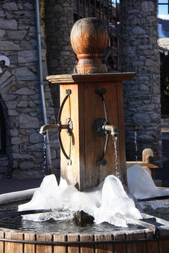 Fontaine enneigée en Savoie, France