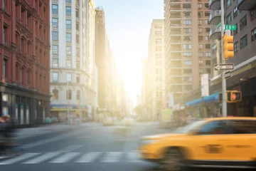 Fototapeten Menschen und Autos an der Broadway-Kreuzung in Manhattan, New York City © deberarr