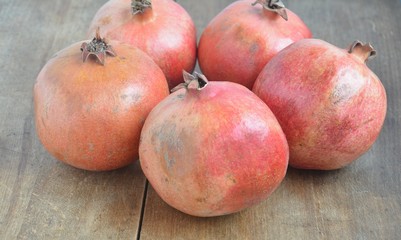 Granatäpfel auf Holztisch