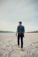 beau jeune homme et son appareil photo