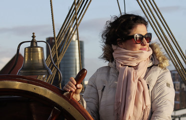 Obraz na płótnie Canvas Frau am Steuerruder auf Segelschiff