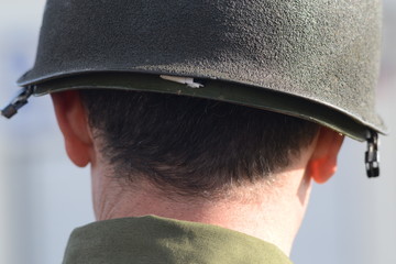 soldato con elemetto