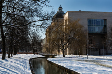Wasserlauf in der winterlichen Stadt Nr. 3