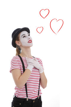 jeune fille mime masque blanc amoureuse avec dessins de coeur