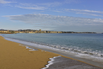 Saint Raphaël (83700) vue depuis la plage de Fréjus (83600), département du Var en région Provence-Alpes-Côte-d'Azur, France