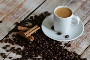 tazza di caffè con chicchi di caffè