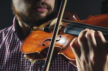 man plays the violin