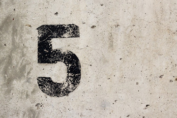 Number 5 five black sign on concrete wall closeup with copyspace - obrazy, fototapety, plakaty