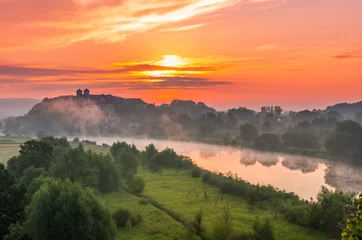 Zelfklevend Fotobehang Kleurrijk ochtendlandschap in de ochtend, Polen, Tyniec bij Krakow © tomeyk