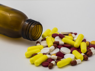 Cápsulas y píldoras fuera de su envase