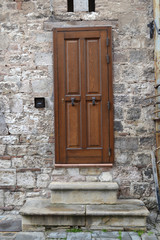 Italienische Haustür im Natursteinhaus