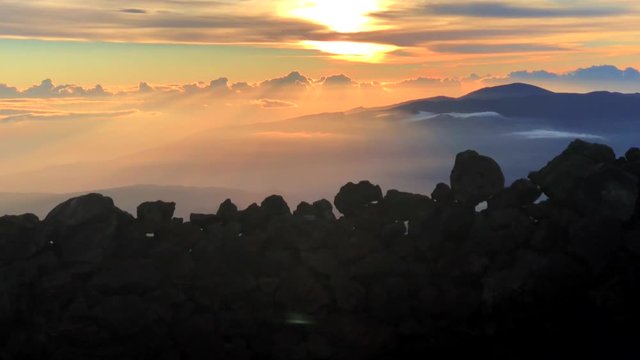 Lever de soleil sur les volcans de l'&icirc;le de la R&eacute;union, depuis le Piton des Neiges, point culminant de l'&icirc;le