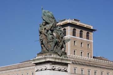 Obraz premium Statues and details of Altare Della Patria (Monumento Nazionale a Vittorio Emanuele II) in Rome, Italy