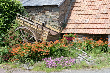 Karren an einer H&uuml;tte