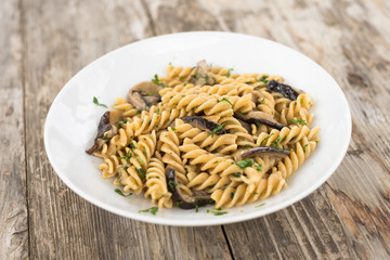 Fusilli ai funghi e prezzemolo