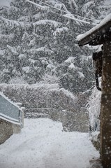 Intensa nevicata nel borgo alpino
