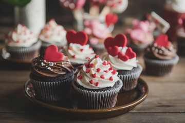 Love concept cupcakes served in the plate,selective focus - obrazy, fototapety, plakaty