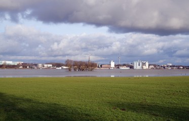 Fototapeta na wymiar Hochwasser in Wesel am Niederrhein 
