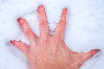Hand im Schnee 