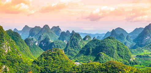 Panoramablick auf die Landschaft mit Karstgipfeln um Yangshuo County und den Li-Fluss, Provinz Guangxi, China.