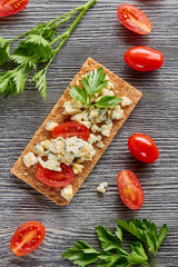Crispbread with blue cheese and tomatoes