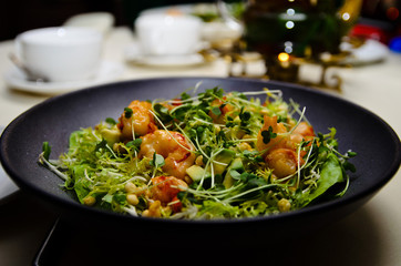Salad with shrimps and rocket