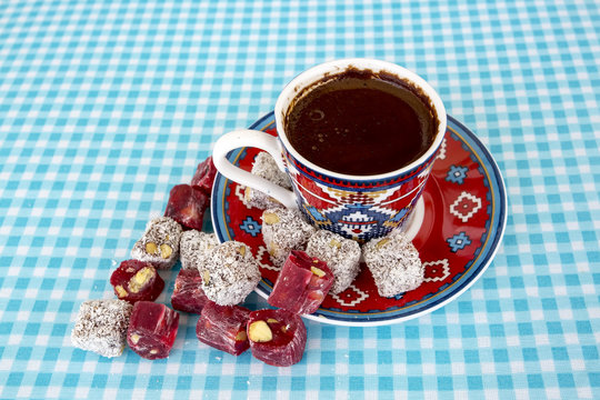 Bir fincan T&uuml;rk Kahvesi ve Lokum