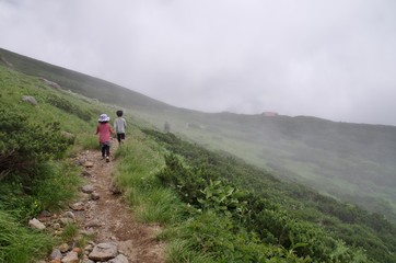 Fototapeta na wymiar 日本の夏の山を登る子供たち