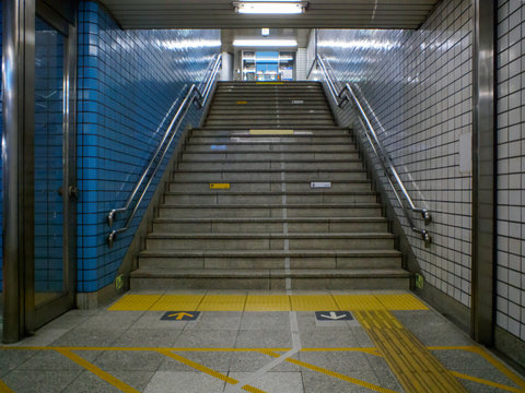 駅の階段