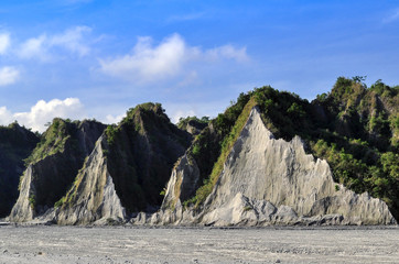 The road to Pinatubo on the floodplain through the mountains of volcanic ash (Дорога к Пинатубо по пойме реки через горы пепла)