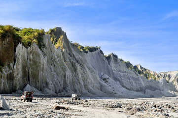 The road to Pinatubo on the floodplain through the mountains of volcanic ash (Дорога к Пинатубо по пойме реки через горы пепла)