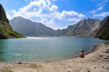 Mount Pinatubo Crater Lake (Озеро в кратере вулкана Пинатубо)