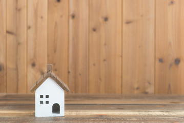 Obraz na płótnie Canvas 住宅模型と木目の壁